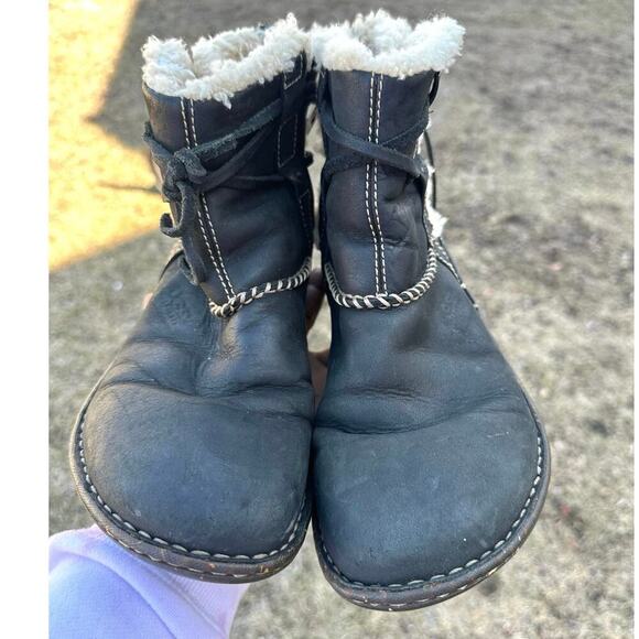 UGG Australia Cove Black‎ Fuzzy Lined Leather Ankle Boots Women’s Size 9 - Picture 9 of 15